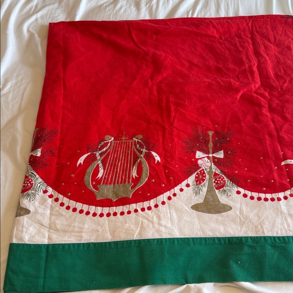 Tammis Keefe Vintage Christmas Table Cloth 128x192 - Picture 2 of 14